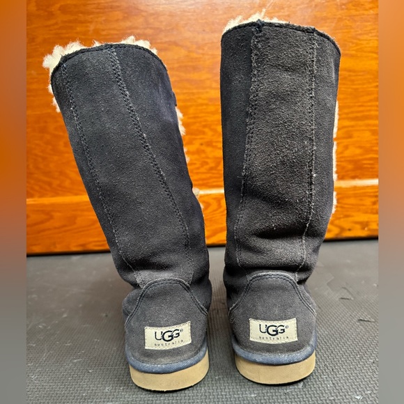 Ugg lace up navy boots size 2, very unique! - Picture 4 of 4